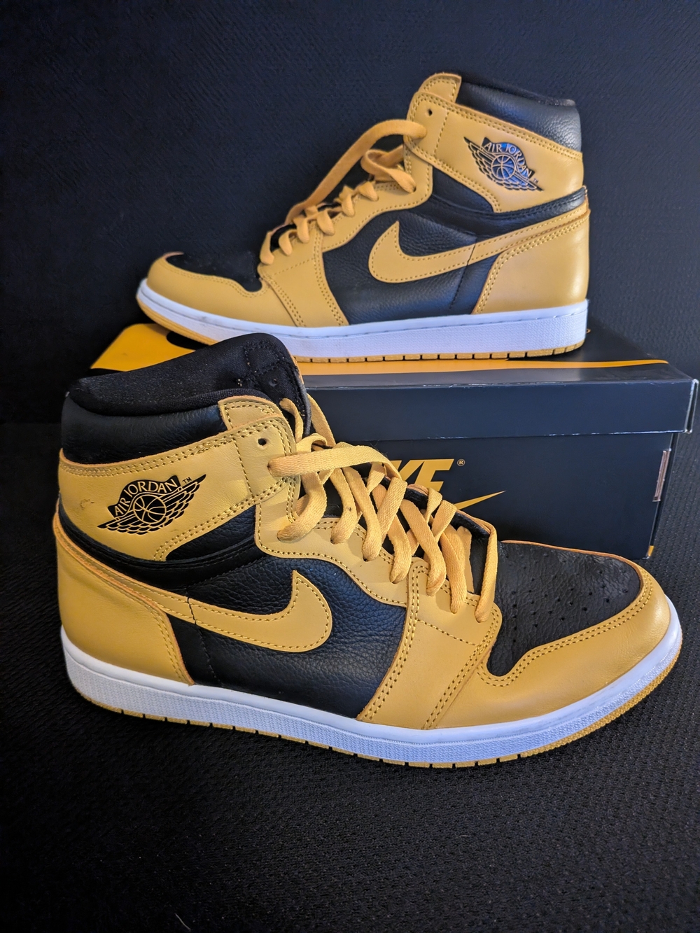Nike Air Jordan 1 Retro High OG - Black/Gold